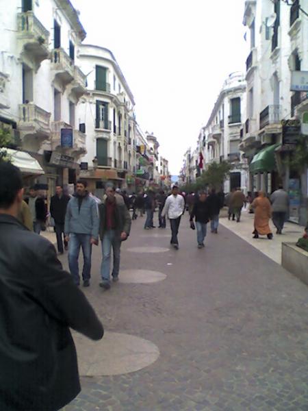 avinida mohamed 6 es unas de las calles mas llena de tetouan ,